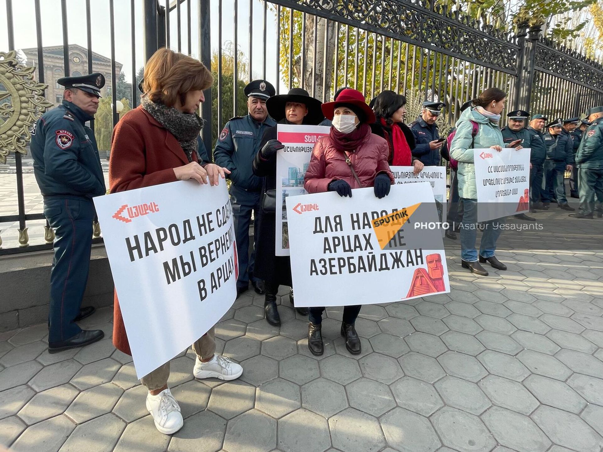 Сторонники Айакве проводят акцию протеста у здания НС, требуя принятия законопроекта (4 декабря 2023). Еревaн - Sputnik Արմենիա, 1920, 04.12.2023