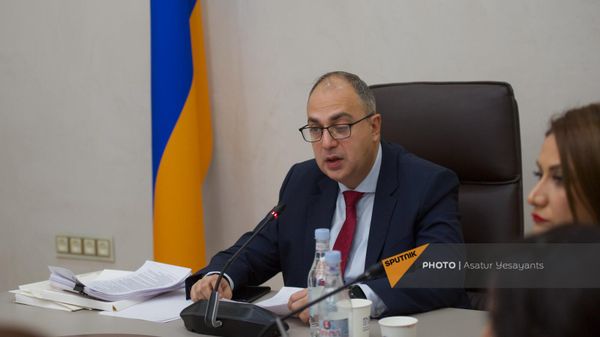 Глава комиссии по государственно-правовым вопросам Владимир Варданян на обсуждении проекта Айакве в комиссии НС по государственно-правовым вопросам (4 декабря 2023). Еревaн - Sputnik Армения