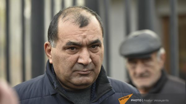 Тиран Хачатрян в числе сторонников Айакве на акции протеста у здания НС (4 декабря 2023). Еревaн - Sputnik Армения