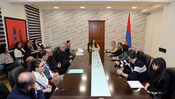 Министр ОНКС Жанна Андреасян встретилась с представителями авторских коллективов учебников для 2-го, 5-го и 7-го классов для обсуждения содержания новых учебников в связи с введением нового государственного стандарта общего образования (5 декабря 2023). Еревaн - Sputnik Армения