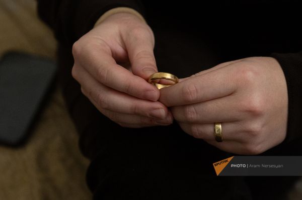 Берта показывает обручальное кольцо мужа, которое было у него на пальце в момент взрыва Берта показывает обручальное кольцо мужа, которое было у него на пальце в момент взрыва - Sputnik Армения