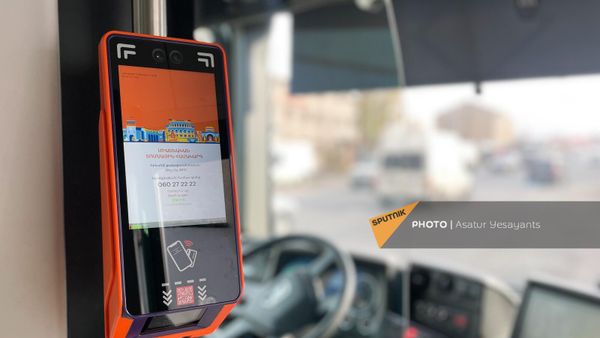 Аппарат единой билетной системы в автобусе е Ереване - Sputnik Армения