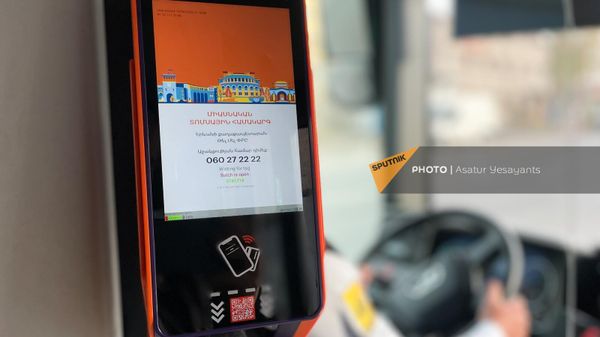 Аппарат единой билетной системы в автобусе е Ереване - Sputnik Армения