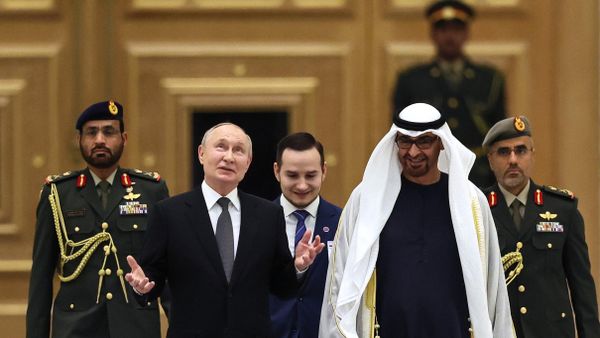 Президент РФ Владимир Путин и президент Объединенных Арабских Эмиратов (ОАЭ) шейх Мухаммед бен Заид Аль Нахайян на церемонии официальной встречи во дворце Каср Аль-Ватан (6 декабря 2023). Абу-Даби - Sputnik Армения