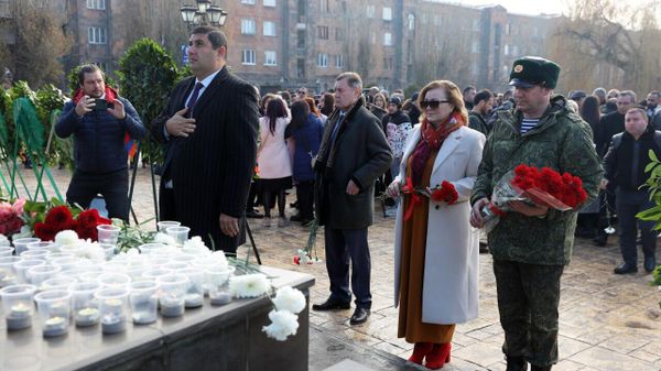 Возложение цветов к памятнику Жертвам безвинным, сердцам милосердным (7 декабря 2023). Гюмри - Sputnik Армения