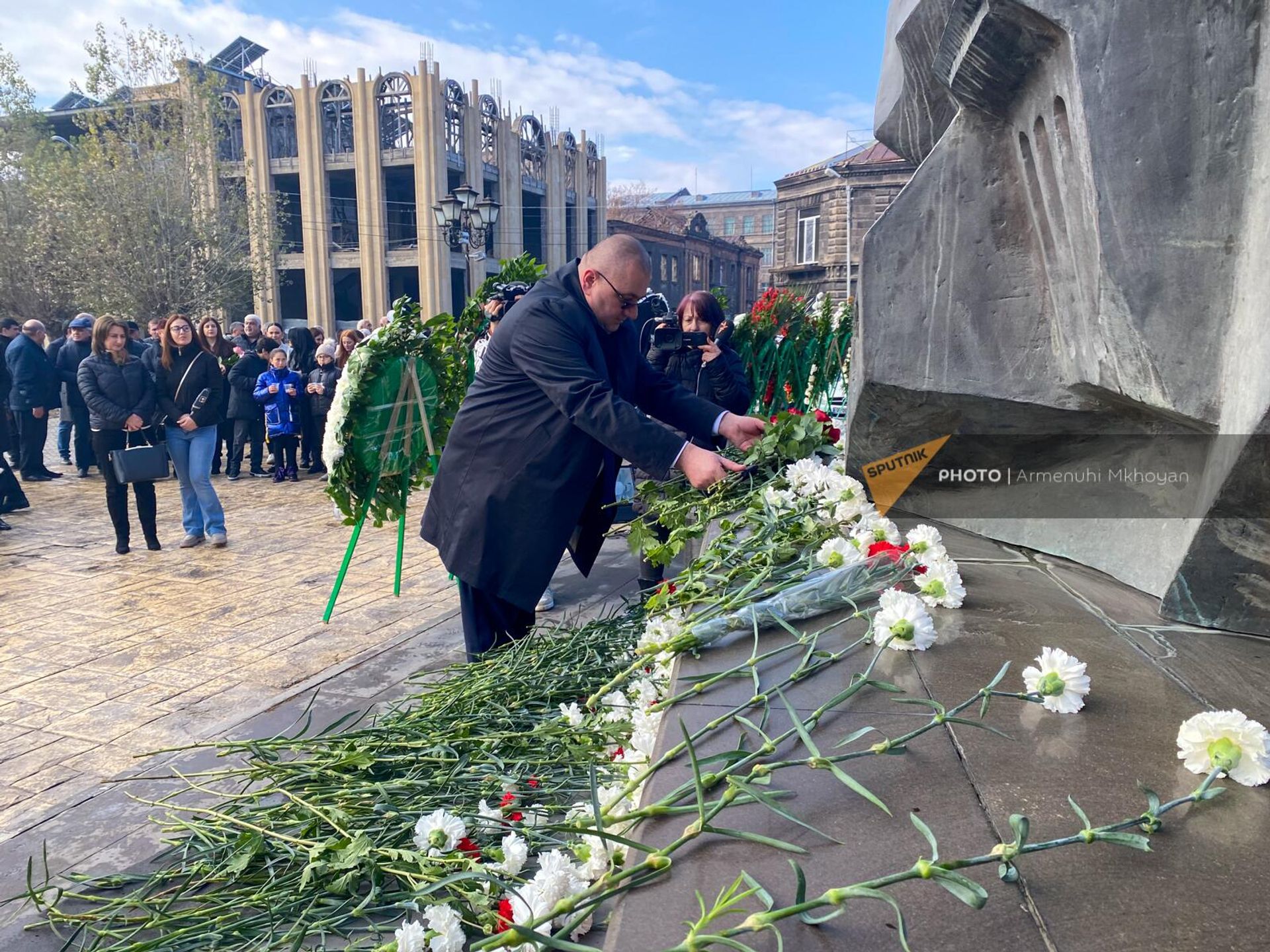 Возложение цветов к памятнику Жертвам безвинным, сердцам милосердным (7 декабря 2023). Гюмри - Sputnik Արմենիա, 1920, 07.12.2023