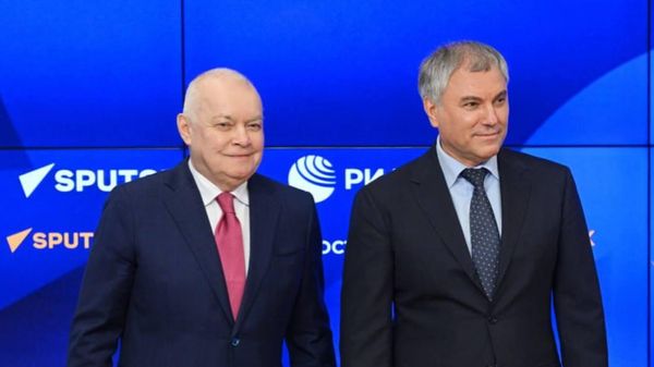 Председатель Государственной Думы Вячеслав Володин и гендиректор России сегодня Дмитрий Киселев (8 декабря 2023). Москва - Sputnik Армения