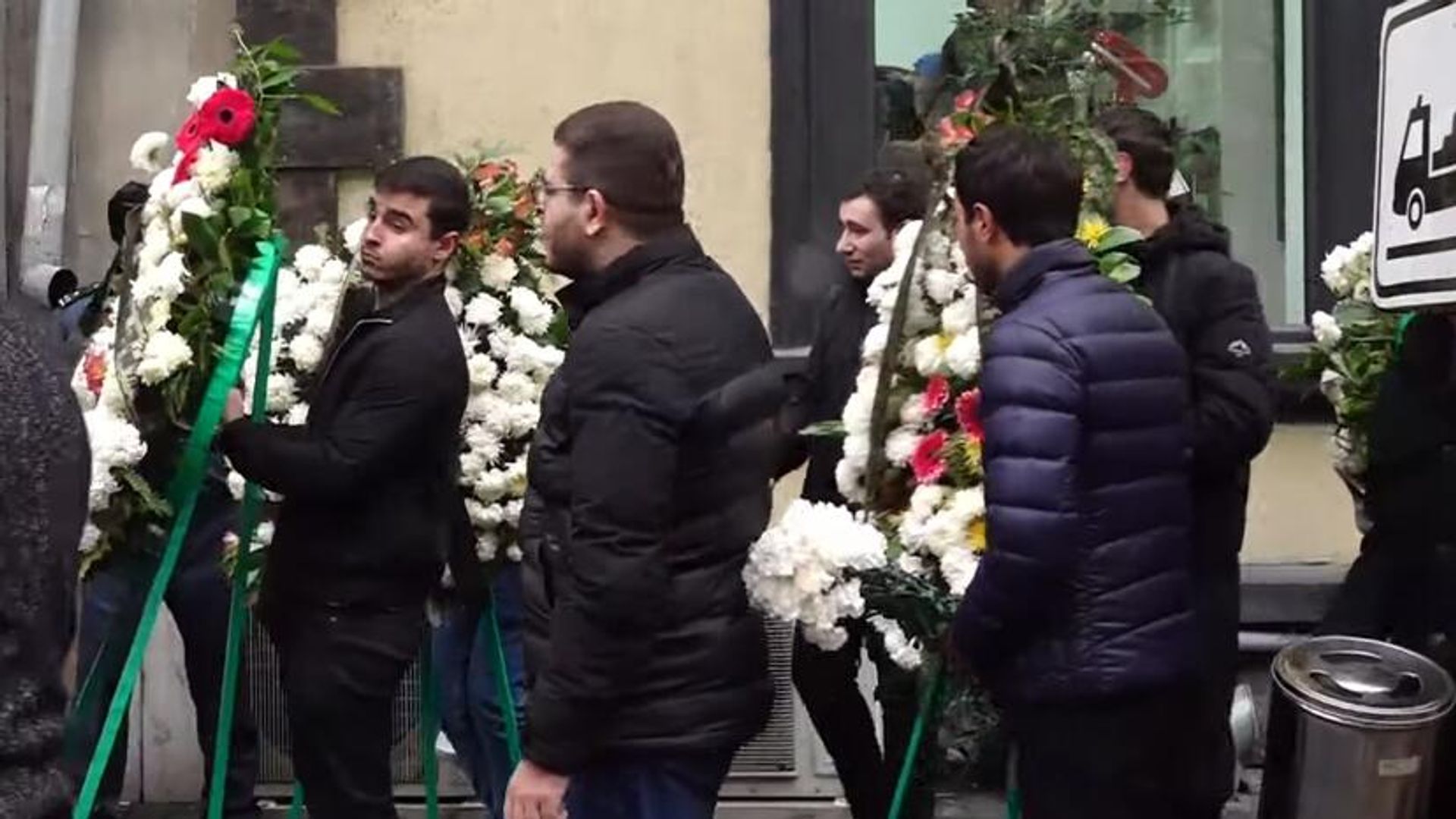 Представители молодежного крыла РПА провели символическую акцию с траурными венками у офиса Омбудсмена (10 декабря 2023). Еревaн - Sputnik Армения, 1920, 10.12.2023
