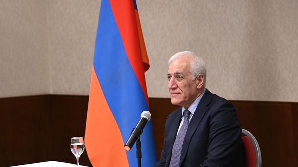 В рамках рабочего визита в Аргентинскую Республику президент Ваагн Хачатурян встретился с представителями армянских организаций Аргентины (10 декабря 2023). Буэнос-Афрес - Sputnik Армения