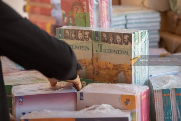 Русская Гуманитарная Миссия при поддержке Россотрудничества передала школе им. Блока 2340 учебников (11 декабря 2023). Еревaн - Sputnik Армения