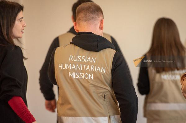 Русская Гуманитарная Миссия при поддержке Россотрудничества передала школе им. Блока 2340 учебников (11 декабря 2023). Еревaн - Sputnik Армения
