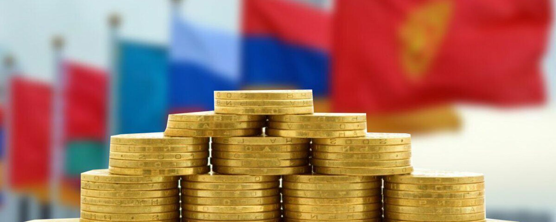 Монеты на фоне флагов стран-участниц ЕАЭС - Sputnik Армения, 1920, 01.07.2024