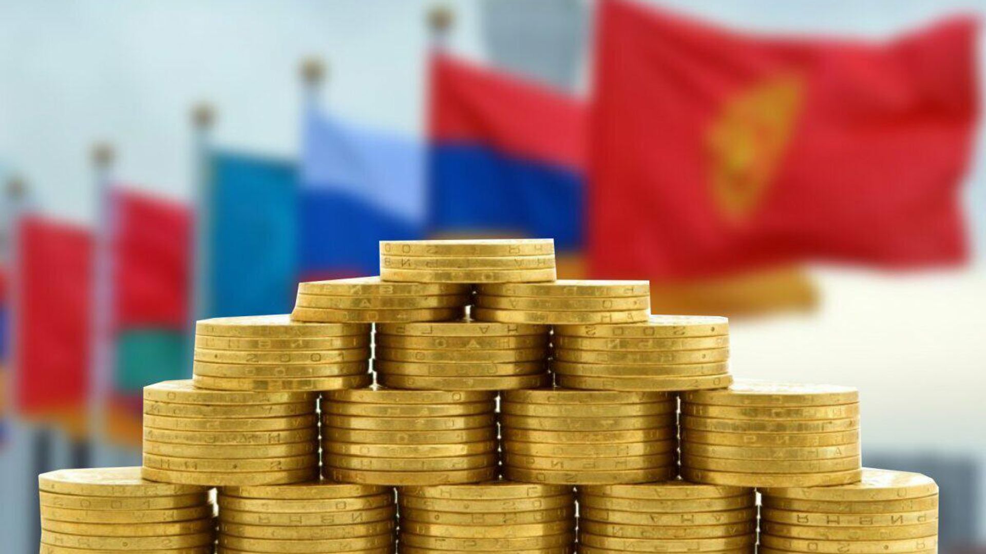 Монеты на фоне флагов стран-участниц ЕАЭС - Sputnik Армения, 1920, 01.07.2024