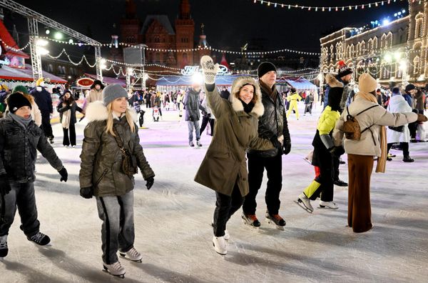 В будни взрослый билет на посещение ГУМ-катка стоит 700 рублей, детский (7-12 лет) - 300 рублей. В выходные и праздничные дни цена увеличивается на 100 рублей. - Sputnik Армения
