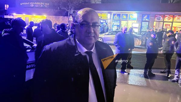 Губернатор Ширака Мушег Мушегян у военного госпиталя (13 декабря 2023). Еревaн - Sputnik Армения
