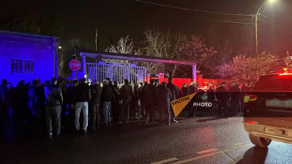 Родственники возвращенных из Азербайджана армянских пленных у военного госпиталя (13 декабря 2023). Еревaн - Sputnik Армения