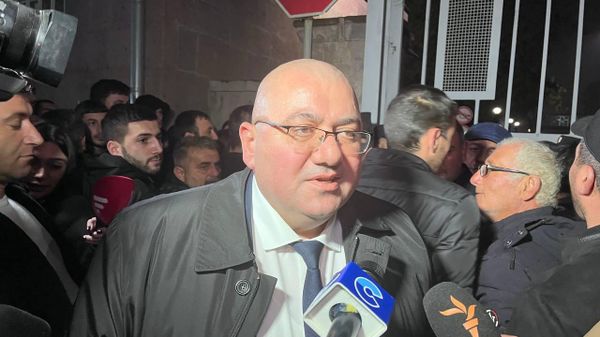 Губернатор Ширака Мушег Мушегян у военного госпиталя (13 декабря 2023). Еревaн - Sputnik Армения