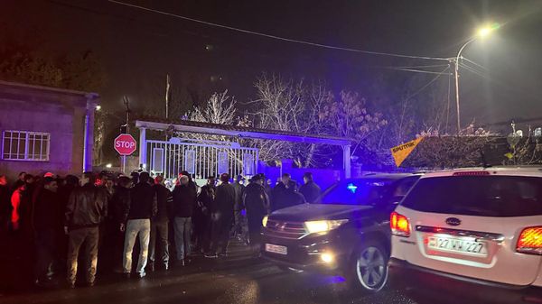 Родственники возвращенных из Азербайджана армянских пленных у военного госпиталя (13 декабря 2023). Еревaн - Sputnik Армения