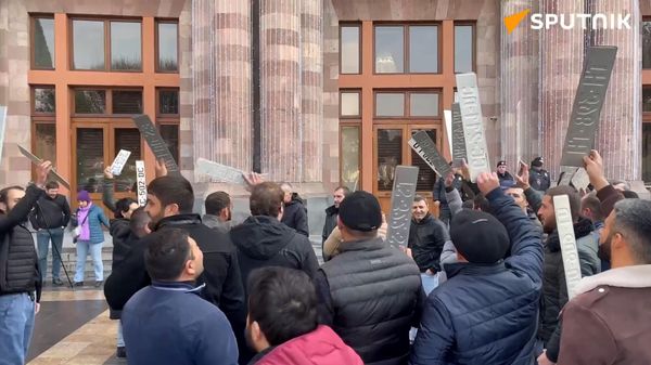 Водители машин с грузинскими номерами провели акцию протеста у здания правительства Армении - Sputnik Армения