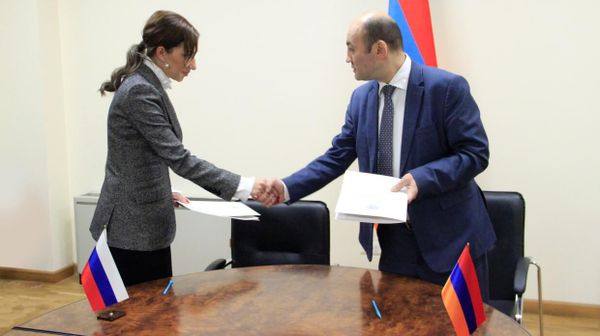 Двусторонние консультации между Министерством высокотехнологической промышленности РА и Министерством цифрового развития, связи и массовых коммуникаций РФ (14 декабря 2023). Еревaн - Sputnik Армения
