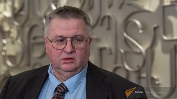 Заместитель Председателя Правительства Алексей Оверчук отвечает на вопросы журналистов после заседания армяно-российской межправительственной комиссии (15 декабря 2023). Еревaн - Sputnik Армения