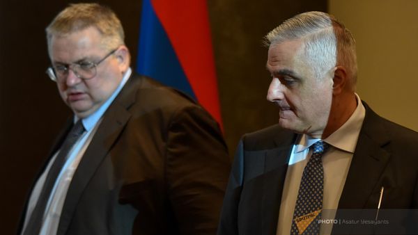 Вице-премьер РА Мгер Григорян и Заместитель Председателя правительства РФ Алексей Оверчук на заседании армяно-российской межправительственной комиссии (15 декабря 2023). Еревaн - Sputnik Армения