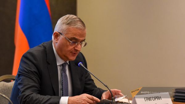 Вице-премьер Мгер Григорян на заседании армяно-российской межправительственной комиссии (15 декабря 2023). Еревaн - Sputnik Армения