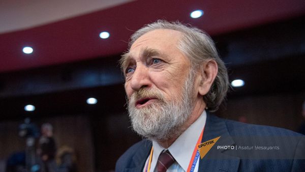 Виктор Надеин-Раевский на заседании армяно-российского Лазаревского клуба (13 декабря 2019). Еревaн - Sputnik Армения