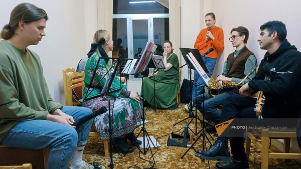 Участники российско-армянской фолк-рок группы Канитель беседуют с корреспондентом Sputnik Армения - Sputnik Армения