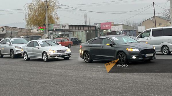Водители автомобилей с грузинскими номерами устроили акцию протеста на трассе Еревaн-Апарaн (17 декабря 2023). Арагацотн - Sputnik Армения