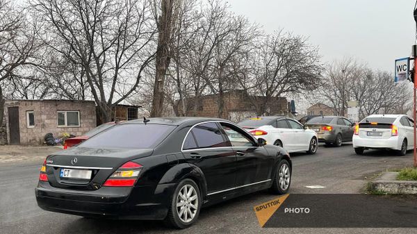 Водители автомобилей с грузинскими номерами устроили акцию протеста на трассе Еревaн-Апарaн (17 декабря 2023). Арагацотн - Sputnik Армения