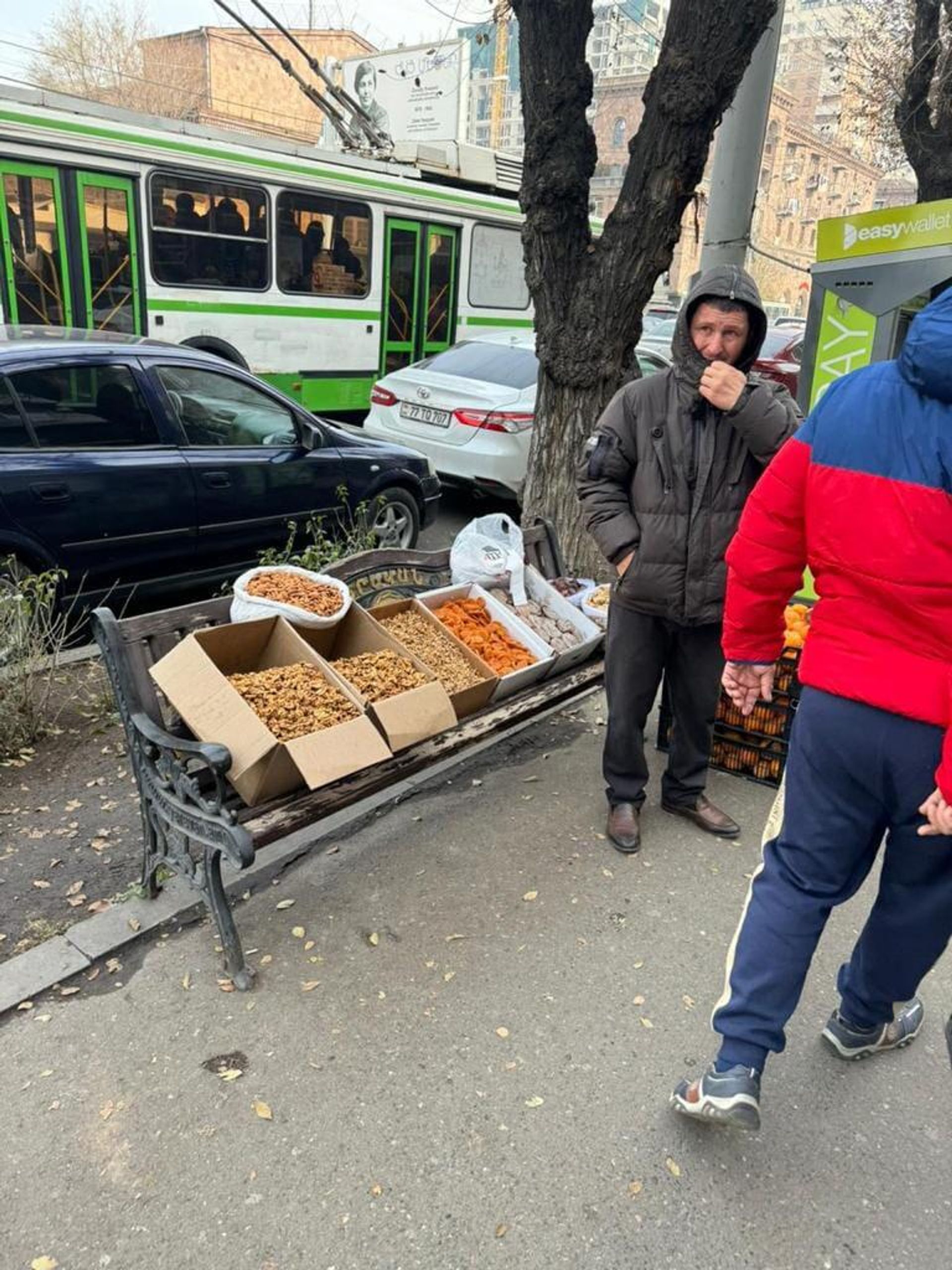 Работы по борьбе с незаконной продажей рыбы и уличной торговли в административном районе Арабкир (17 декабря 2023). Еревaн - Sputnik Արմենիա, 1920, 17.12.2023