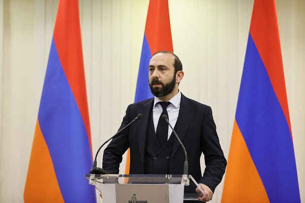 Министер иностранных дел Арарат Мирзоян на приеме, организованном в Министерстве по случаю Нового года и Рождества (18 декабря 2023). Еревaн Министер иностранных дел Арарат Мирзоян на приеме, организованном в Министерстве по случаю Нового года и Рождества (18 декабря 2023). Еревaн - Sputnik Армения