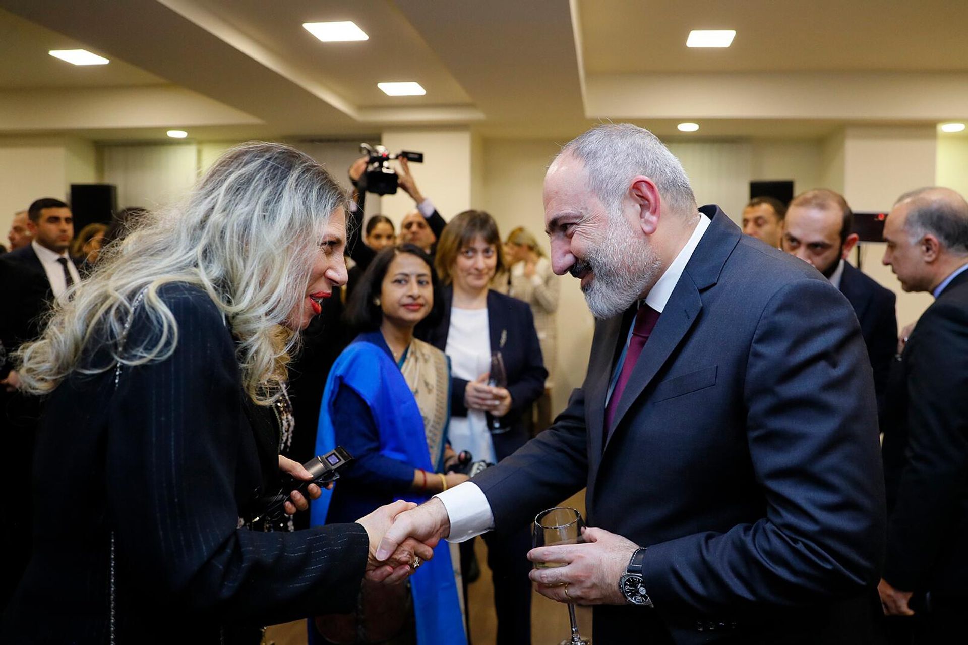 Премьер-министр Никол Пашинян принял участие в приеме, организованном в Министерстве иностранных дел по случаю Нового года и Рождества (18 декабря 2023). Еревaн Премьер-министр Никол Пашинян принял участие в приеме, организованном в Министерстве иностранных дел по случаю Нового года и Рождества (18 декабря 2023). Еревaн - Sputnik Армения, 1920, 18.12.2023