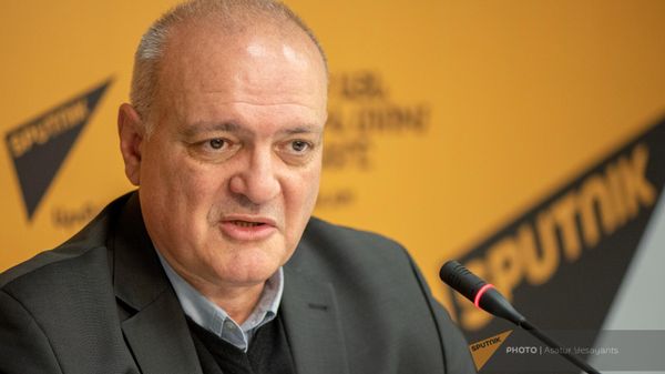 Политтехнолог Виген Акопян - Sputnik Армения