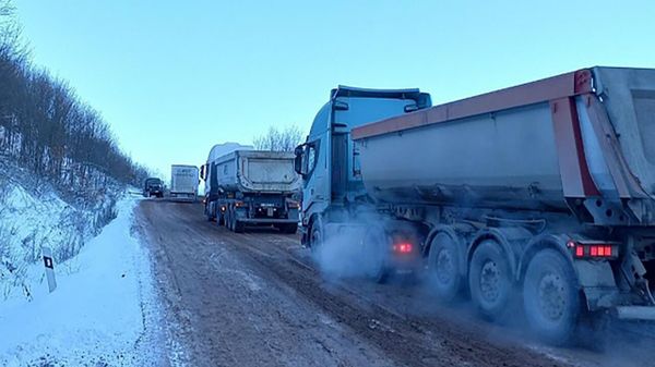 Спасатели вывели из блокады 25 грузовиков на трассе Н-45 на участке Агвани-Татев (19 декабря 2023). Сюник - Sputnik Армения