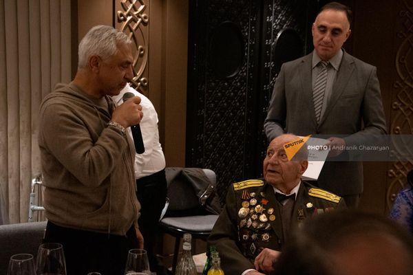 Предприниматель, владелец гостиницы Двин в Ереване Артак Товмасян на мероприятии по случаю 100-летия ветерана ВОВ Петроса Петросяна (19 декабря 2023). Еревaн - Sputnik Армения