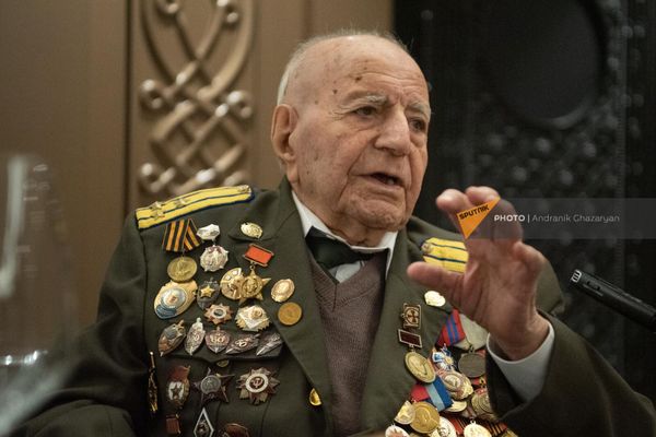 Участник ВОВ, разведчик четырех континентов Петрос Петросян на мероприятии по случаю его 100-летия (19 декабря 2023). Еревaн - Sputnik Армения