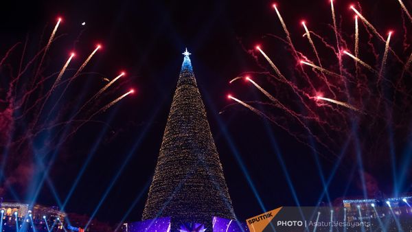 Салют на церемонии зажжения главной елки на площади Республики (19 декабря 2023). Еревaн - Sputnik Армения