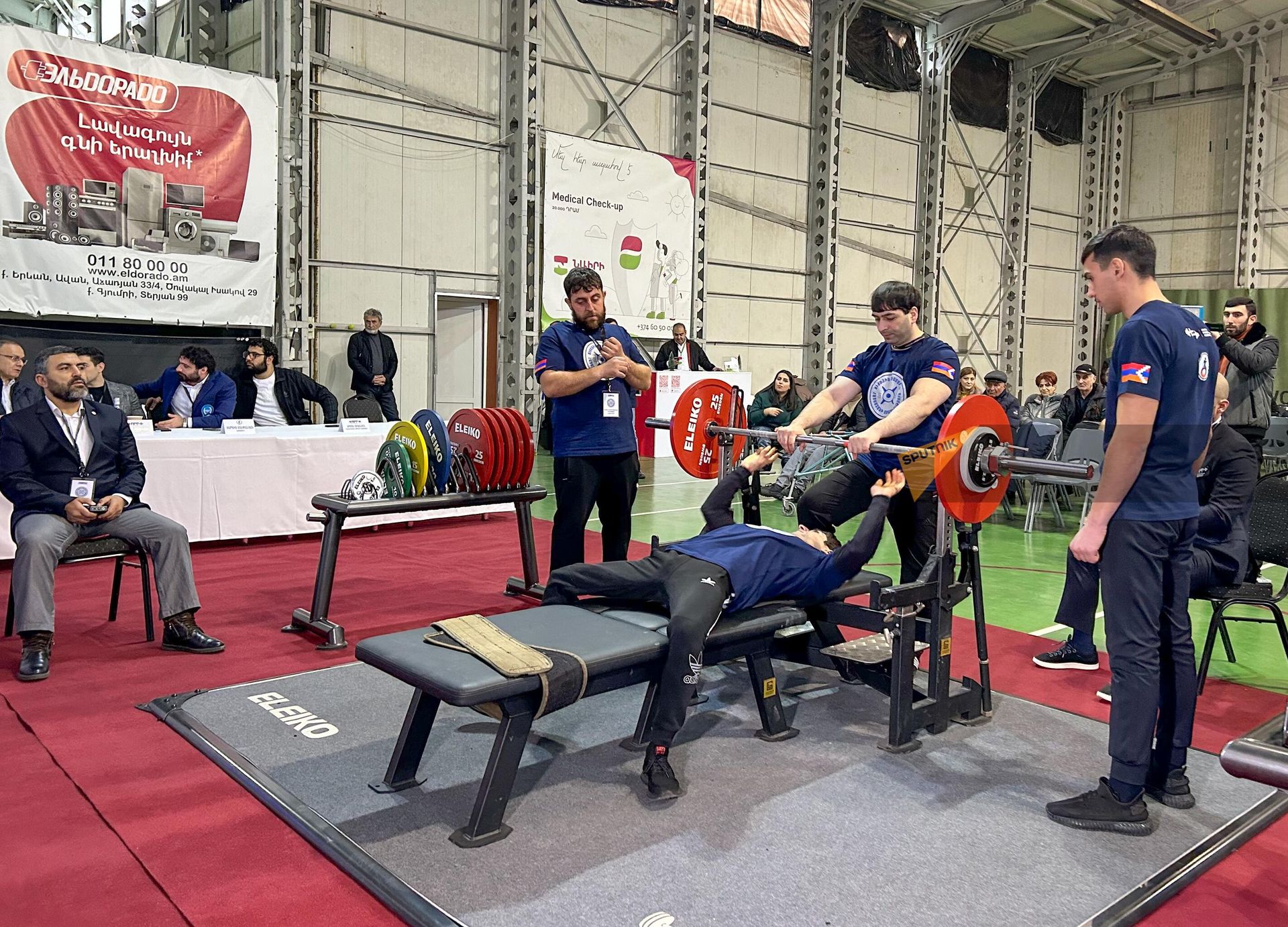 Спортсмены с ограниченными возможностями выступают в первой части чемпионата Армении по силовому триатлону (23 декабря 2023). Еревaн - Sputnik Արմենիա, 1920, 23.12.2023