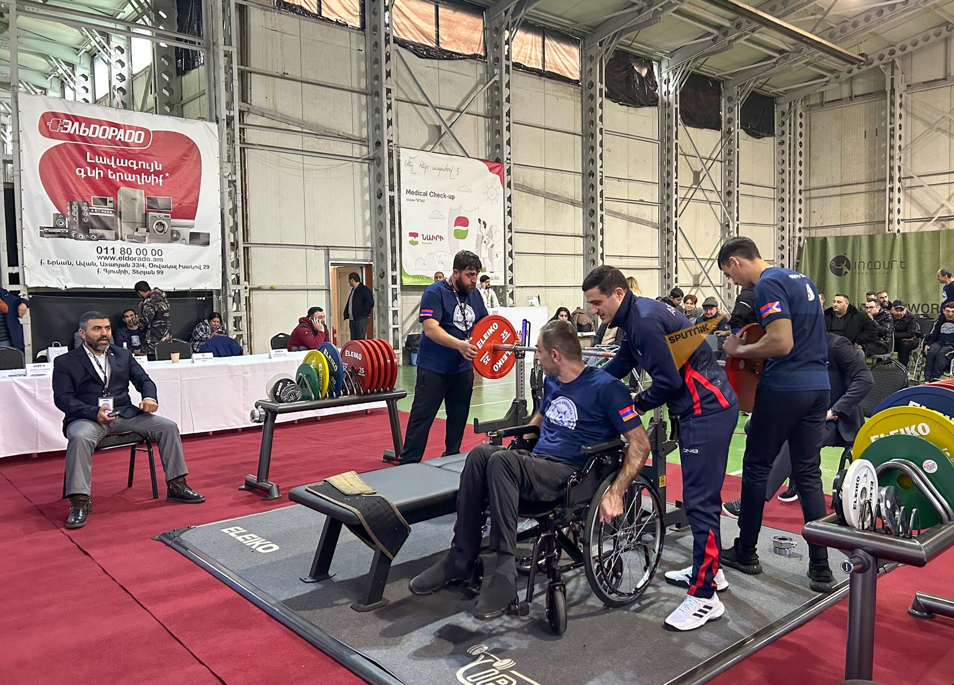Спортсмены с ограниченными возможностями выступают в первой части чемпионата Армении по силовому триатлону (23 декабря 2023). Еревaн - Sputnik Արմենիա, 1920, 23.12.2023