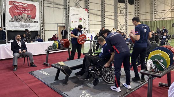 Спортсмены с ограниченными возможностями выступают в первой части чемпионата Армении по силовому триатлону - Sputnik Армения