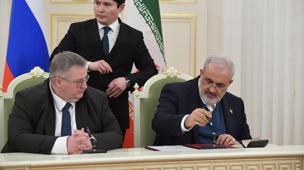 Заместитель председателя правительства РФ Алексей Оверчук и министр промышленности, рудников и торговли Исламской Республики Иран Аббас Али-Абад на церемонии подписания соглашения о свободной торговле между ЕАЭС и Республикой Иран (25 декабря 2023). Санкт-Петербург - Sputnik Армения