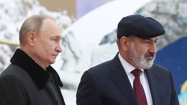 Президент РФ Владимир Путин и премьер-министр Армении Никол Пашинян во время посещения музея-заповедника Павловск главами стран-участниц СНГ (26 декабря 2023). Санкт-Петербург - Sputnik Армения