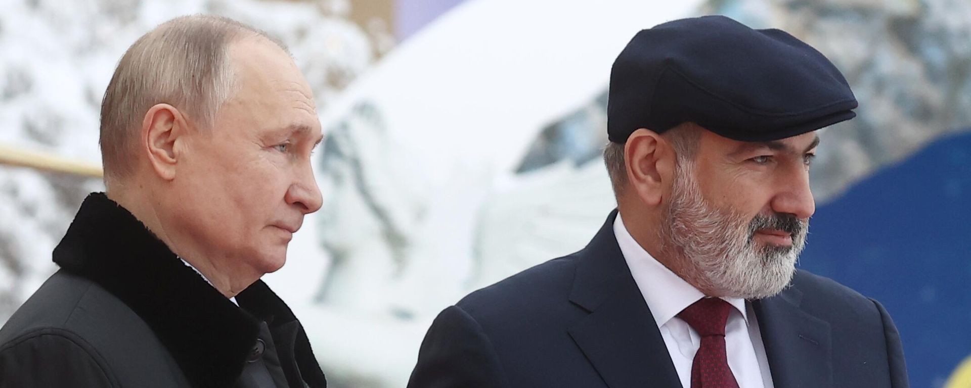 Президент РФ Владимир Путин и премьер-министр Армении Никол Пашинян во время посещения музея-заповедника Павловск главами стран-участниц СНГ (26 декабря 2023). Санкт-Петербург - Sputnik Армения, 1920, 27.05.2024