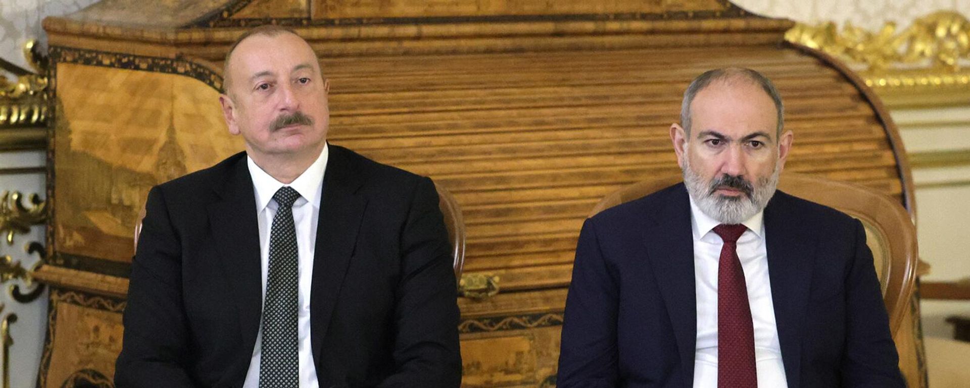 Премьер-министр Армении Никол Пашинян и президент Азербайджана Ильхам Алиев во время посещения Екатерининского дворца в музее-заповеднике Царское Село (26 декабря 2023). Санкт-Петербург - Sputnik Армения, 1920, 11.01.2024