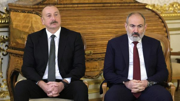 Премьер-министр Армении Никол Пашинян и президент Азербайджана Ильхам Алиев во время посещения Екатерининского дворца в музее-заповеднике Царское Село (26 декабря 2023). Санкт-Петербург - Sputnik Армения
