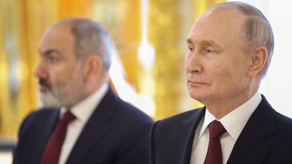 Президент РФ Владимир Путин, премьер-министр Армении Никол Пашинян на экскурсии в Янтарной комнате Екатерининского дворца музея-заповедника Царское Село (26 декабря 2023). Санкт-Петербург - Sputnik Армения