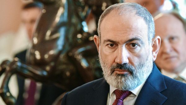 Премьер-министр Армении Никол Пашинян на экскурсии глав стран-участниц СНГ по Павловскому дворцу (26 декабря 2023). Санкт-Петербург - Sputnik Армения