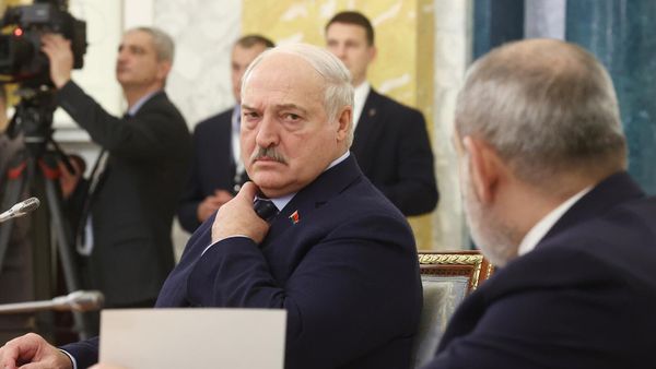 Президент Белоруссии Александр Лукашенко и премьер-министр Армении Никол Пашинян на неформальной встрече глав государств-участников СНГ (26 декабря 2023). Санкт-Петербург - Sputnik Армения